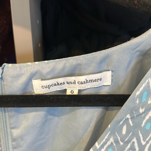 Cupcakes & Cashmere blue/white print v neck dress size 0 - Picture 2 of 3